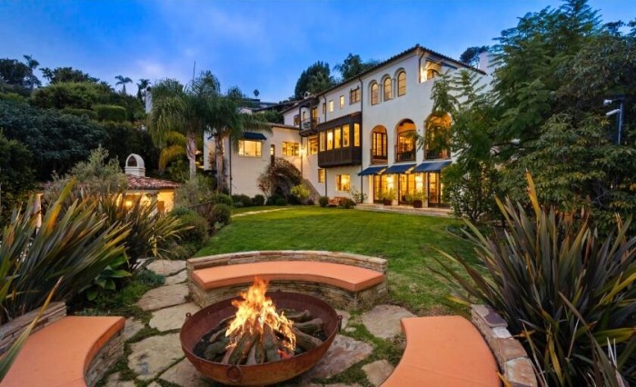 Aktrisa 10,5 milyonluq sarayını satır - FOTO